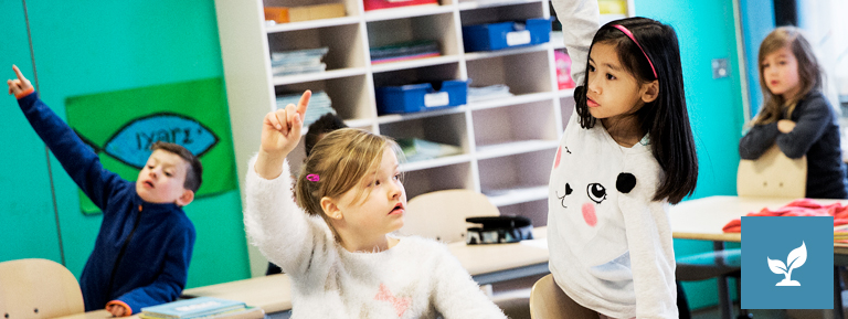 Skoleelever i et klasselokale